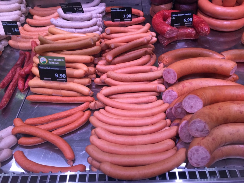 charcuterie-BOUYON-min_sausages_meat_butchery-1069321